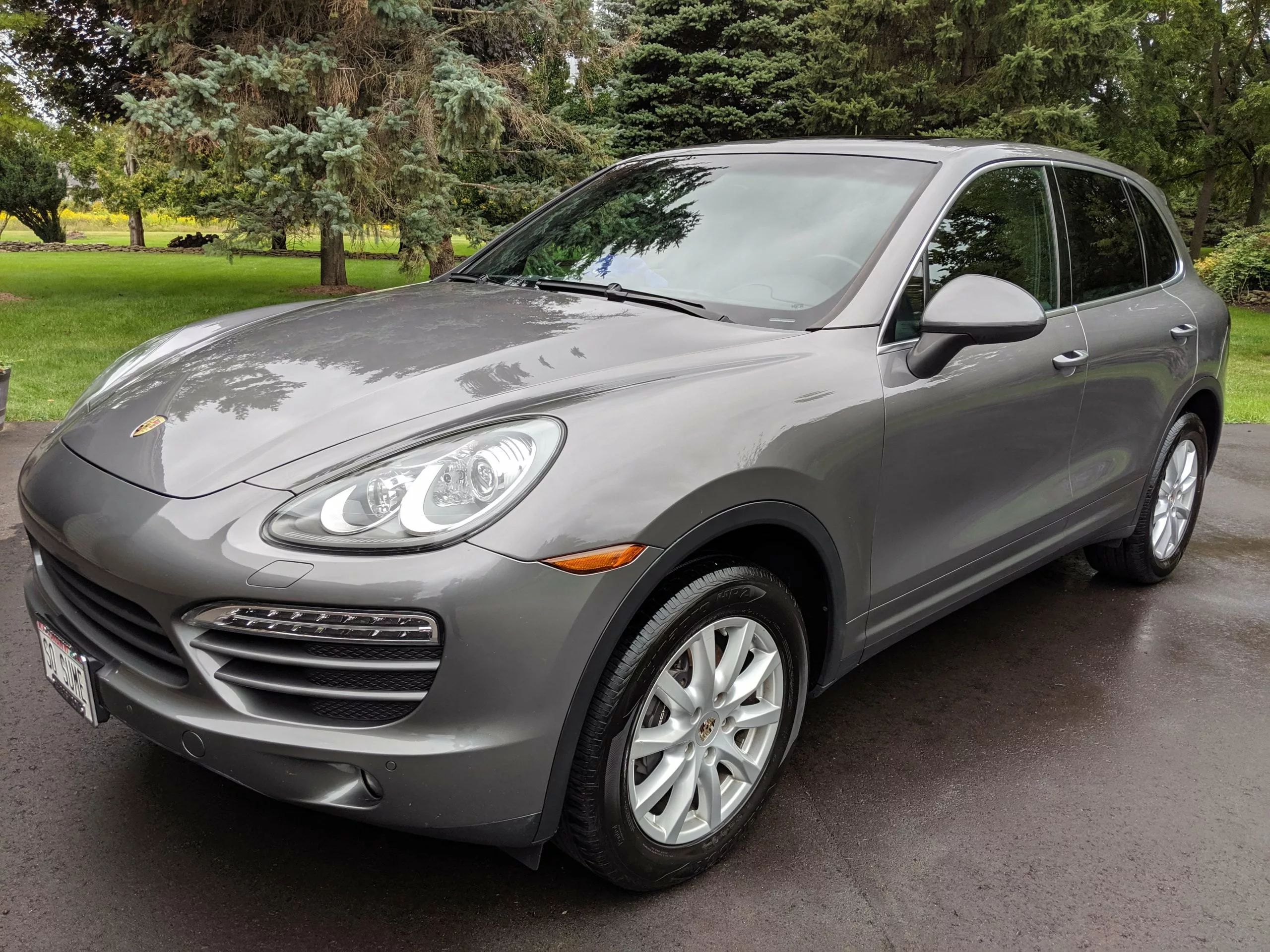 A stunningly detailed Porsche Cayenne SUV that sparkles like new.